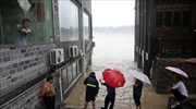 Αντιμέτωπη με τις σφοδρότερες βροχοπτώσεις των τελευταίων 60 ετών η Κίνα
