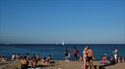 Βαρκελώνη: «Βούλιαξαν» οι παραλίες από κατοίκους που αψήφησαν τον κορωνοϊό