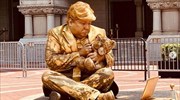 Οι χειρότερες στιγμές του Τραμπ έγιναν χρυσά «αγάλματα»