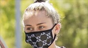 Η Μάιλι Σάιρους υπέρ της χρήσης μάσκας προστασίας
