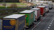 Οι εξαγωγές αντιστέκονται, αλλά τα φορτηγά γυρίζουν άδεια