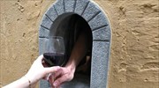 «Παράθυρα κρασιού»: Η μεσαιωνική παράδοση αναβιώνει στην Ιταλία λόγω κορωνοϊού