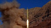 Ιράν: Η Τεχεράνη παρουσίασε έναν νέο βαλλιστικό πύραυλο και έναν πυραύλο κρουζ