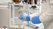 «Νίπτει τας χείρας» της η AstraZeneca για τυχόν παρενέργειες από εμβόλιο κατά του Covid-19