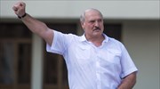 Λευκορωσία: Ο Λουκασένκο πέταξε πάνω από διαδήλωση με αλεξίσφαιρο και καλάσνικοφ
