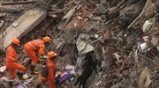 Ινδία: Ζωντανοί ανασύρθηκαν από συντρίμμια πολυκατοικίας - 30 ακόμη παγιδευμένοι, 1 νεκρός