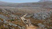 «Χίος. Τόπος Εντός»: Φωτογραφική περιήγηση στην άγρια ομορφιά και τις αντιθέσεις της Χίου