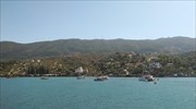 Δύο άτομα υπέστησαν εγκαύματα από φωτιά σε τουριστικό επιβατηγό πλοίο στον Πόρο
