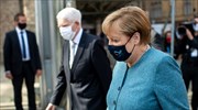 Eπικρίνεται η πρόταση Μέρκελ-Ζέεχοφερ για υποδοχή 1.500 προσφύγων από τα ελληνικά νησιά
