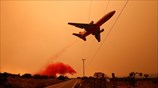 Συνεχίζουν να καίνε οι μεγάλες πυρκαγιές στην Καλιφόρνια