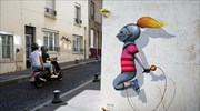 Σε τοίχους του Παρισιού παιδιά παίζουν φορώντας κράνη ιπποτών