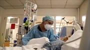 Κορωνοϊός: Σταθερή πηγή ανησυχίας ο ρυθμός αύξησης των διασωληνωμένων
