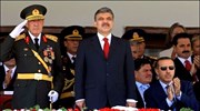 Τουρκία - «Κόκκινο πανί» η μαντήλα της κ. Γκιουλ για τους Στρατηγούς
