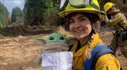 Κούκλα Baby Yoda στο πλευρό των πυροσβεστών του Όρεγκον