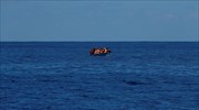 Πρόσφυγες- μετανάστες με ξύλινη βάρκα στα Αγιάσματα Χίου