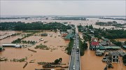 Στο πλημμυρισμένο Βιετνάμ πλησιάζει η τροπική καταιγίδα Νάνγκα