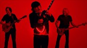 AC/DC : Κόκκινο χρώμα στο βιντεοκλίπ «Shot in the Dark»