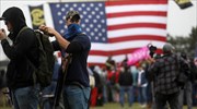 ΗΠΑ- Eκλογές: Διαδηλωτές με όπλα έκαψαν αμερικανικές σημαίες στο Πόρτλαντ