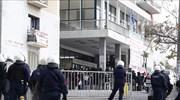 Δεκάδες άτομα έξω από τις φοιτητικές εστίες του ΑΠΘ- Κινητοποίηση της αστυνομίας