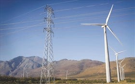 Τα δίκτυα ηλεκτρικής ενέργειας «πυλώνας» της ενεργειακής μετάβασης με μαζικές επενδύσεις