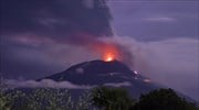 Ινδονησία: Πήρε... φωτιά το ηφαίστειο Λεβοτόλο