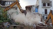 Σάμος: Κατεδαφίστηκε το κτήριο που σκότωσε στον σεισμό τους δύο νέους