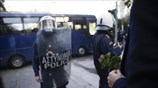 Με ένα λουλούδι στα Εξάρχεια