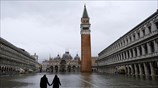 Χέρι με χέρι στην πλημμυρισμένη Βενετία