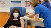 Εμβολιάστηκε η πρώτη πολίτης της χώρας- «Τα φετινά Χριστούγεννα το μεγαλύτερο δώρο μας το έκανε η επιστήμη»