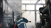 Υπό έλεγχο η πυρκαγιά στο εργοστάσιο ξυλείας στο Περιστέρι