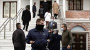 Εικόνες συνωστισμού έξω από εκκλησίες