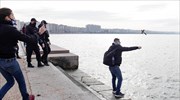 Θεσσαλονίκη: Ένταση και μια σύλληψη στον Λευκό Πύργο – Έριξαν τον Σταυρό στη θάλασσα
