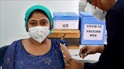 Ινδία: Το 1/3 που κλήθηκαν, δεν πήγαν να εμβολιαστούν