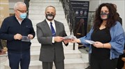 Κρήτη: Η περιφέρεια δώρισε σε μαθητές και εκπαιδευτικούς 5.500 μάσκες για χειλεοανάγνωση