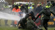 Ολλανδία: Επεισόδια και λεηλασίες διαδηλωτών κατά της απαγόρευσης κυκλοφορίας