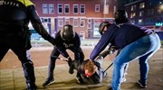 Συνεχίζονται οι ταραχές στην Ολλανδία κατά της απαγόρευσης κυκλοφορίας