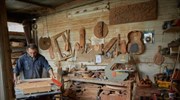 «Ξυλόγλυπτη» κομπανία και σβούρες φτιαγμένες από σπάνια ξύλα απ