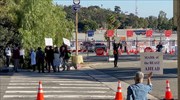 ΗΠΑ-Covid19: Διαδηλωτές διέκοψαν προσωρινά τη λειτουργία εμβολιαστικού κέντρου στο Λος Άντζελες