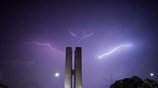 Κεραυνοί φωτίζουν τον ουρανό
