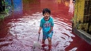 Κόκκινα ποτάμια πλημμύρισαν ένα χωριό στην Ινδονησία