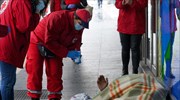 Ερυθρός Σταυρός: Δέματα με ανθρωπιστικό υλικό και ζεστά ροφήματα στους άστεγους των Αθηνών