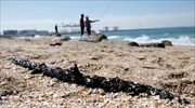 Ισραήλ: Τιτάνιος αγώνας να καθαρίσουν οι ακτές από πίσσα, εξαιτίας πετρελαιοκηλίδας