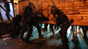 Ισπανία: Έφοδος της αστυνομίας σε παράνομο πάρτι- Κρύφτηκαν μέσα σε ντουλάπα και κάτω από στρώμα