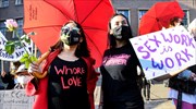 Ολλανδία: Εκδιδόμενες γυναίκες διαδήλωσαν για να επιστρέψουν στη δουλειά