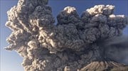 Το ηφαίστειο Μάουντ Σιναμπούνγκ εκτοξεύει στάχτες στον ουρανό