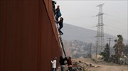 ΗΠΑ: Διακινητής πέταξε δύο κοριτσάκια από τοίχο 4 μέτρων στα σύνορα με το Μεξικό