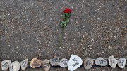 Χιλιάδες βότσαλα, κεριά και καρδιές για τα θύματα του κορωνοϊού στην Ευρώπη
