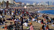 Κορωνοϊός- Ισπανία: Δεκάδες αψήφησαν τα μέτρα και διασκέδασαν σε παραλία της Βαρκελώνης