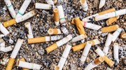 Βρετανία: Σχεδιάζει να ζητήσει 47 εκατ. ευρώ από καπνοβιομηχανίες για τον καθαρισμό των αποτσίγαρων