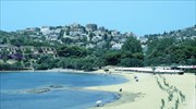 «Καθαρίζει» τις παραλίες από αυθαίρετα και καταπατητές ο Δήμος Σαρωνικού